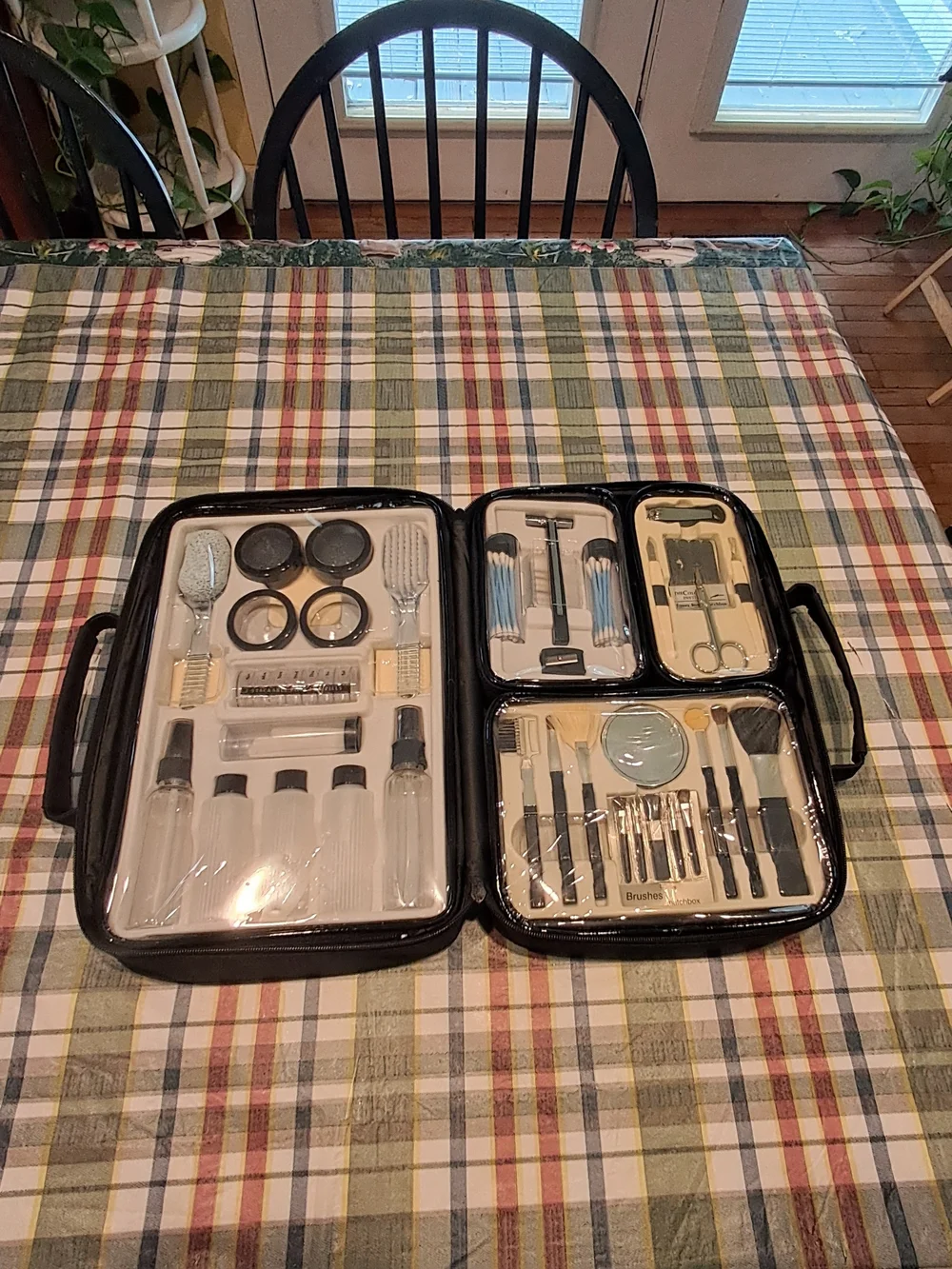 Travel Makeup & Grooming‎ Kit in Black and White